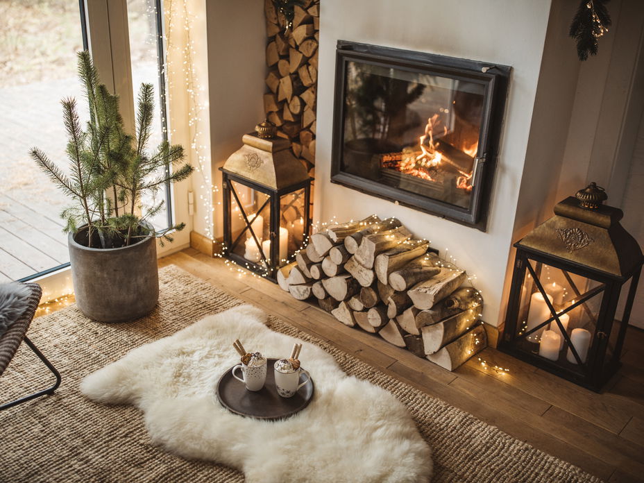 Eine gemütliche Wohnzimmereinrichtung im Winter
