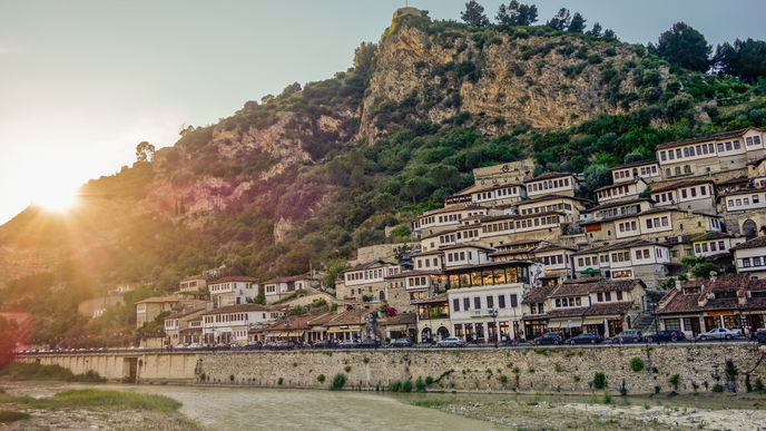 Die verborgenen Fenster von Berat: Eine Reise in die Seele Albaniens