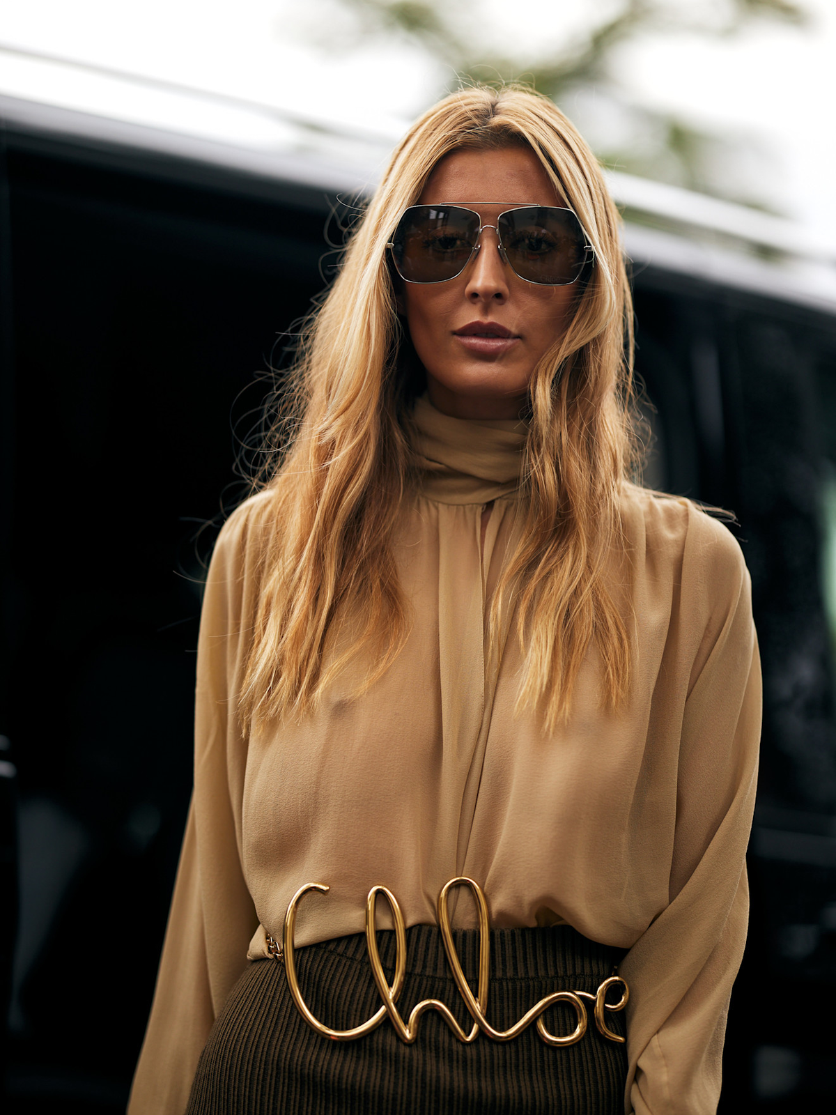 Frau in Boho-Bluse