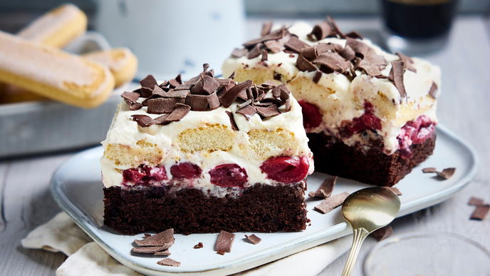 Blechkuchen-Liebe: Unser leckeres Rezept für Kaffee-Kirsch-Schnitten für die Kaffeetafel