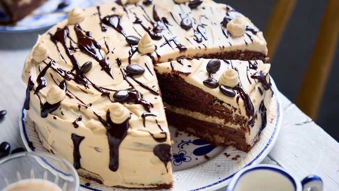 Zu schön zum Anschneiden? Rezept für Mokka-Torte im angesagten Dripping-Look