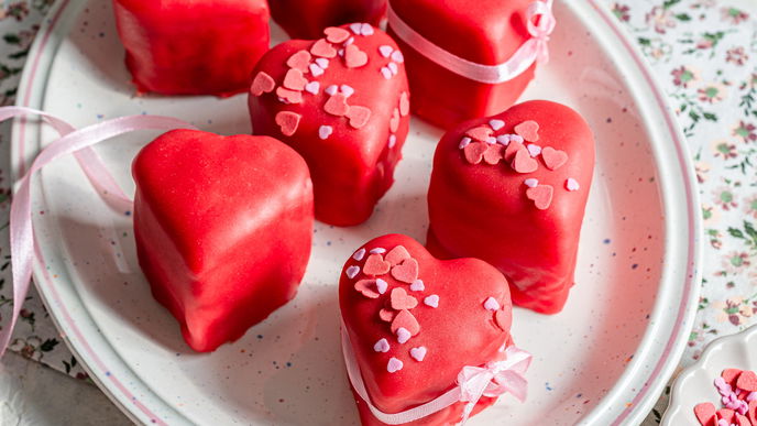 Hingucker auf der Kaffeetafel: Unsere Petits-Fours-Herzen sind fast zu schön zum Essen