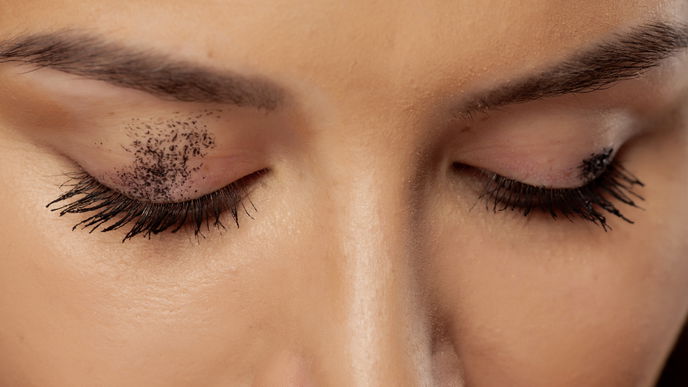 Achtung, Panda-Augen: Mit diesem 1-Euro-Trick aus der Drogerie verschmiert Ihre Mascara nie wieder