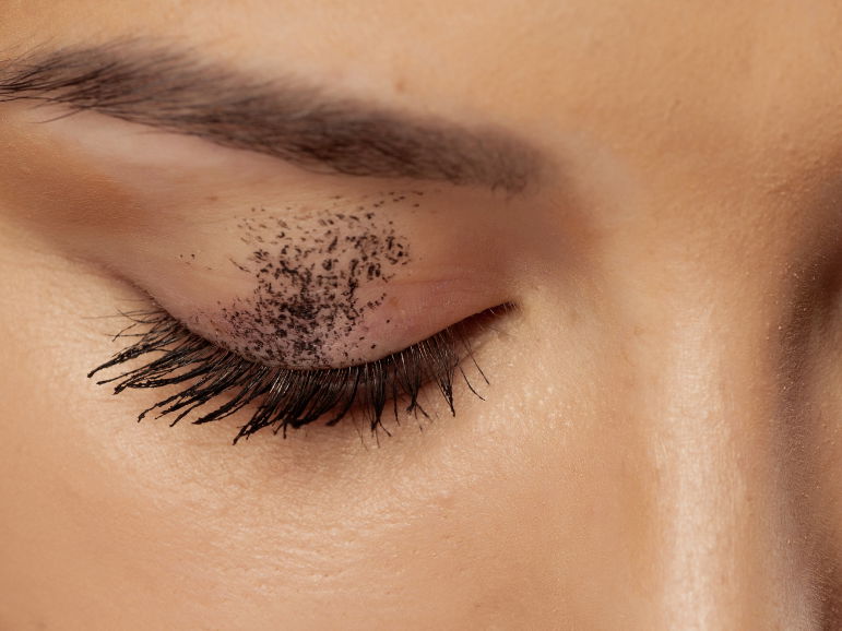 Frau mit verschmierter Mascara