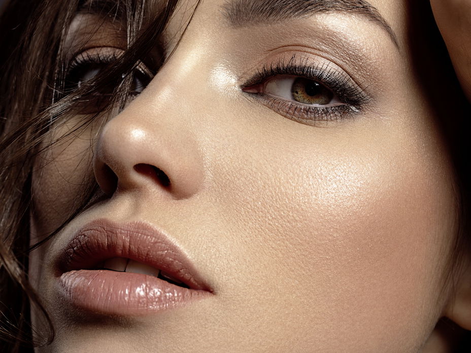 Frau mit braunen Smokey Eyes