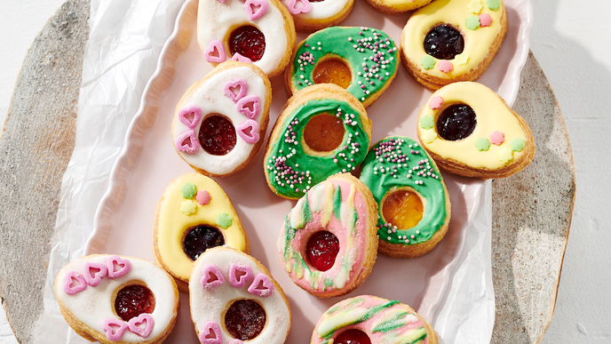 Farbenfroher Backspaß: So backen Sie die perfekten Ostereier-Kekse für Groß und Klein