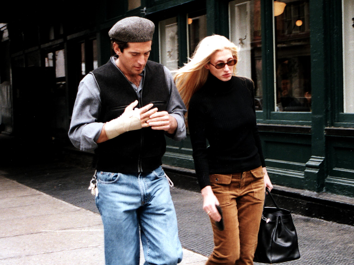 Carolyn Bessette-Kennedy mit schmaler Sonnenbrille