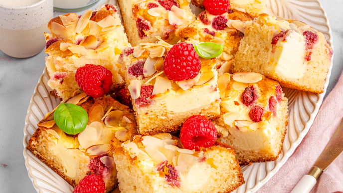 Oster-Genuss in Rekordzeit: Rezept für den Eierlikörkuchen mit Himbeeren & Quark in 55 Minuten
