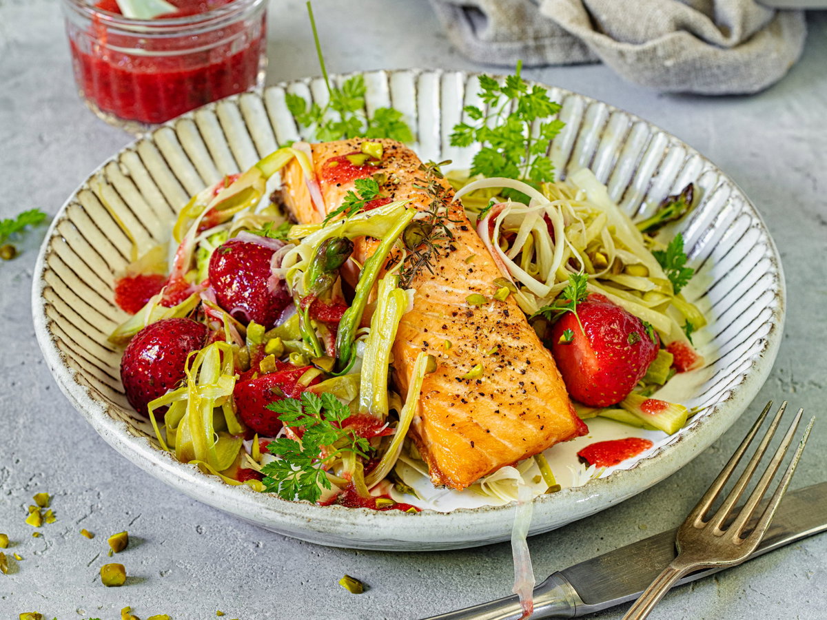 Erdbeer-Spargel-Salat mit Lachs