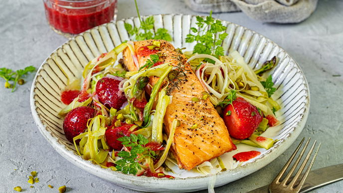 Verliebt in den Frühling: Erdbeer-Spargel-Salat mit Lachs für wahre Genießer