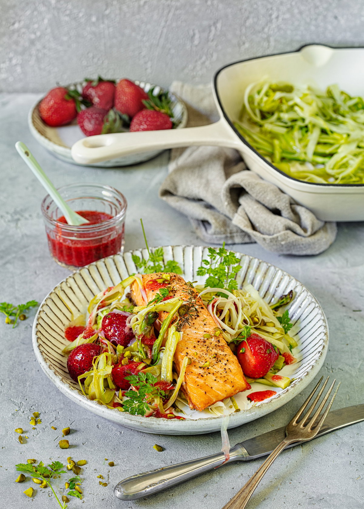 Erdbeer-Spargel-Salat mit Lachs