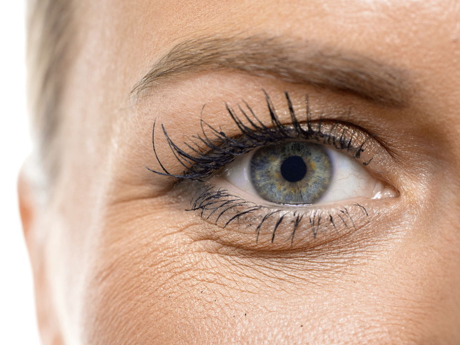 Frau mit langen und gräulichen Wimpern