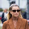 Carolyn Bessette-Kennedy: Warum das Haarreif-Comeback mehr als nur ein Trend ist