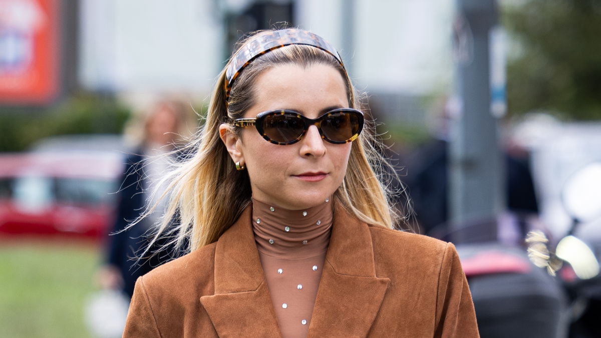 Carolyn Bessette-Kennedy: Warum das Haarreif-Comeback mehr als nur ein Trend ist