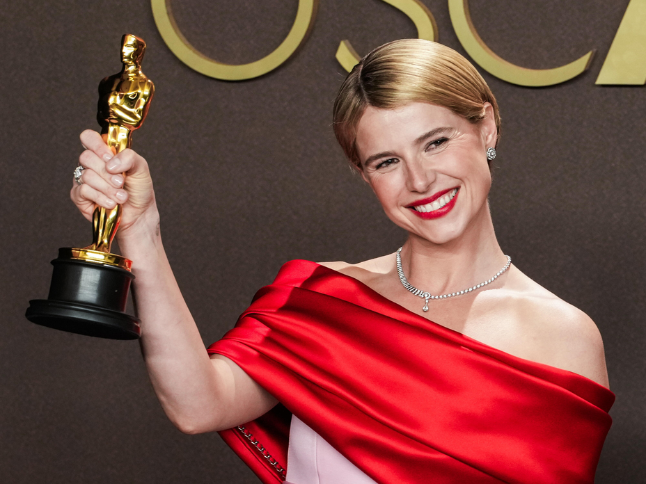 Schauspielerin Jessie Buckley mit Oscar bei den Oscars 2026