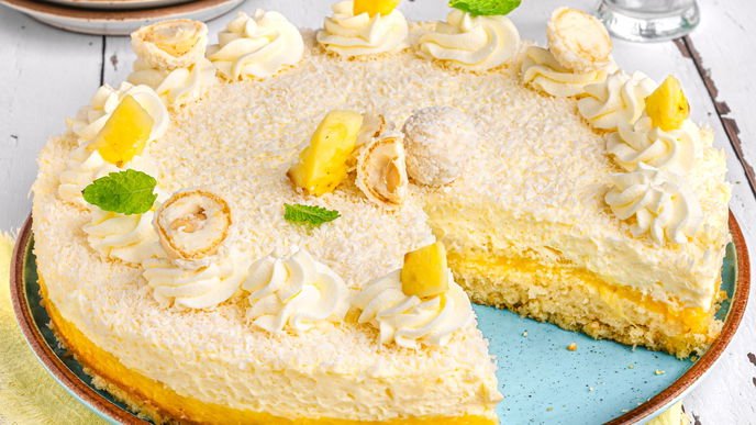 Karibischer Kuchentraum: Unser Rezept für den saftigen Kokos-Ananas-Kuchen mit Pralinen-Finish