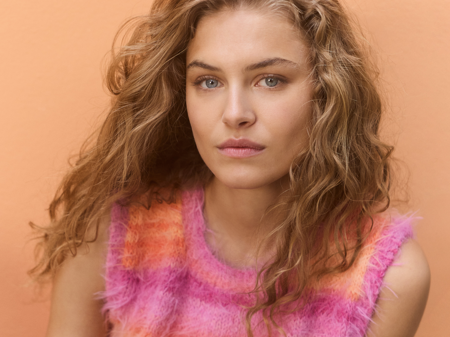 Model in Basta Mista Streifen-Slipover von Lana Grossa