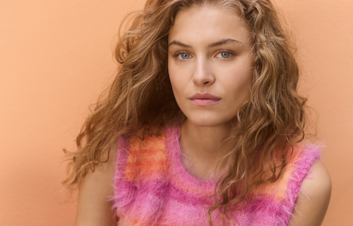 Model in Basta Mista Streifen-Slipover von Lana Grossa