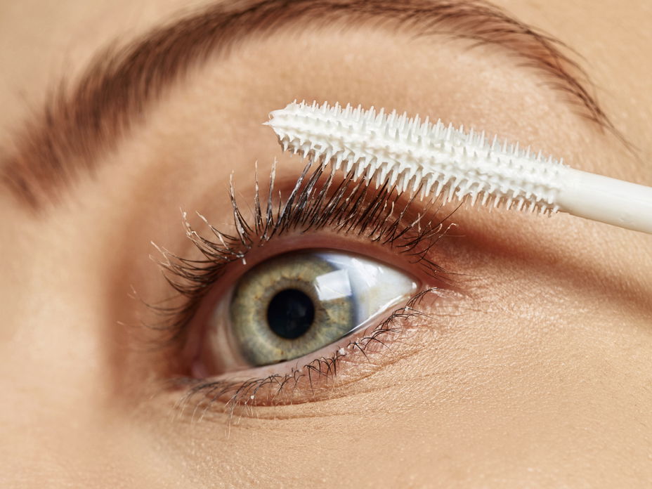 Frau mit weißer Mascara