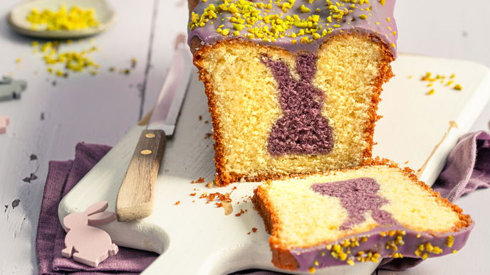 Farbtupfer an Ostern: Unser Rezept für lila Osterhasen-Kuchen mit Überraschung