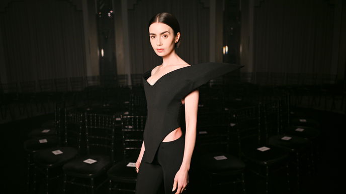 Lily Collins' Hommage: Wie eine Caprihose Hepburns zeitlosen Stil zurückbringt