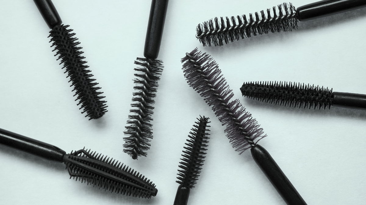 Multitasking im Mascara-Format: Diese 6 Mascaras verlängern, pflegen und verdichten die Wimpern in nur einem Schritt