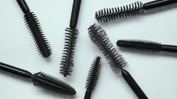 Sanduhr, Kegel oder Kamm? Welches Bürstendesign Ihre Augenform optisch vergrößert