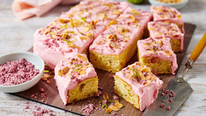Saftiger geht’s nicht: Unser Rezept für den Nusskuchen mit Zucchini & feiner Ruby-Limettencreme