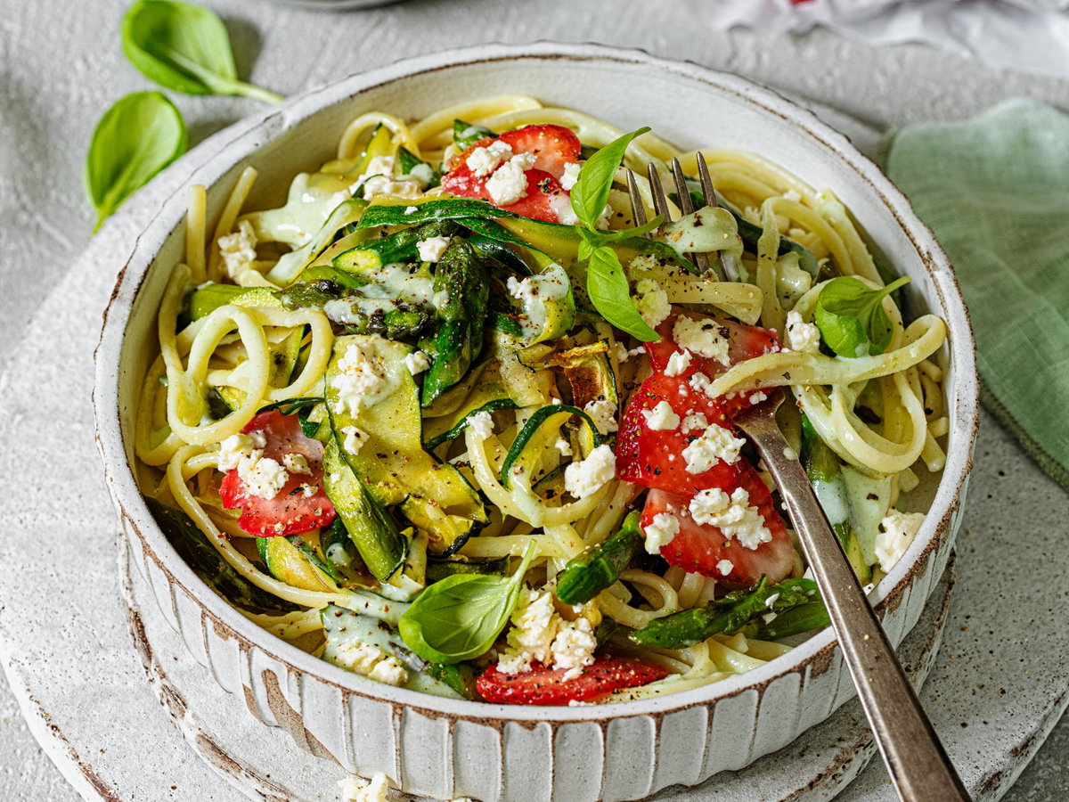 Pasta mit Spargel und Erdbeeren