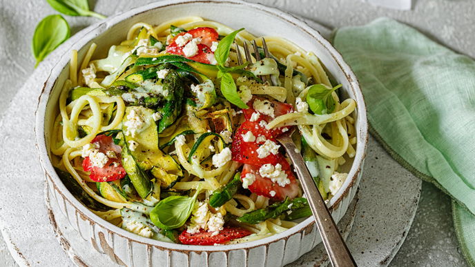 Unser neues Lieblingsrezept: Schnelle Pasta mit Spargel & Erdbeeren – Frucht trifft herzhaft