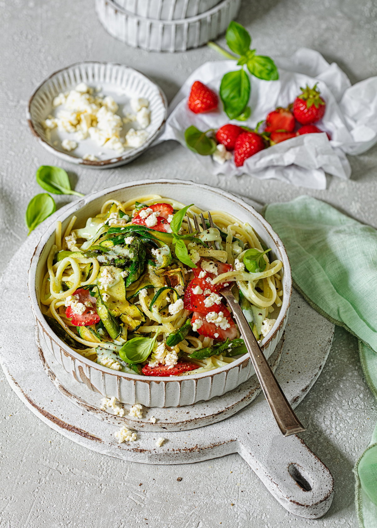 Pasta mit Spargel und Erdbeeren