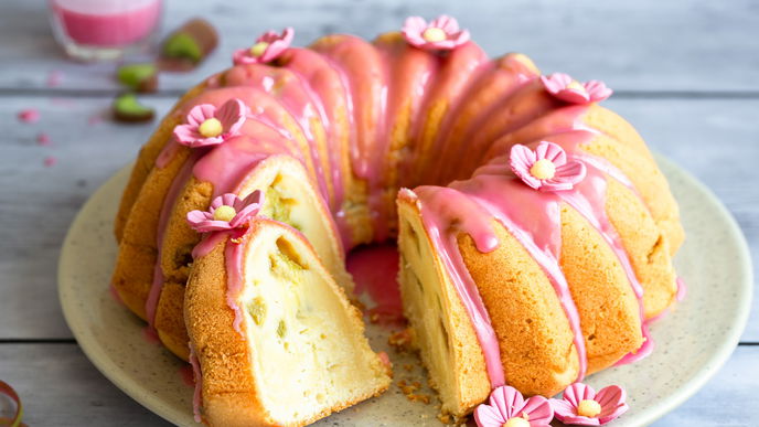 Duftet nach Frühling: Unser saftiges Rezept für den Rhabarber-Gugelhupf mit feiner Vanillenote
