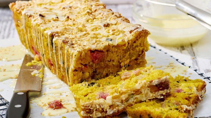 Extra fruchtig, extra frisch: Warum wir diesen Rhabarber-Möhrenkuchen mit Orangen-Kick lieben