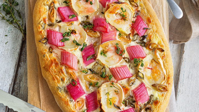 Herzhafter Frühlings-Trend: Knusprige Rhabarber-Pinsa mit Ziegenkäse und frischem Thymian