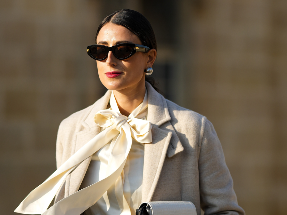 Frau mit Schluppenbluse / Streetstyle