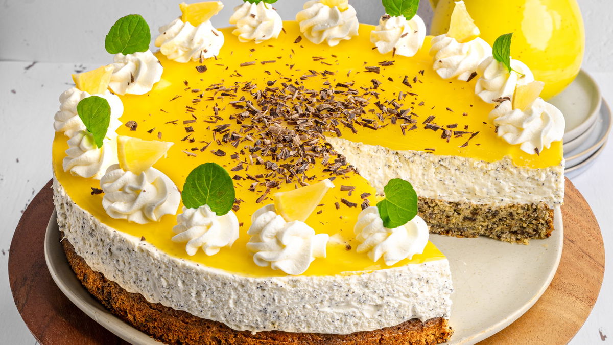Schmand-Mohntorte mit Zitronenspiegel: Warum diese Torte auf keiner Kaffeetafel fehlen darf
