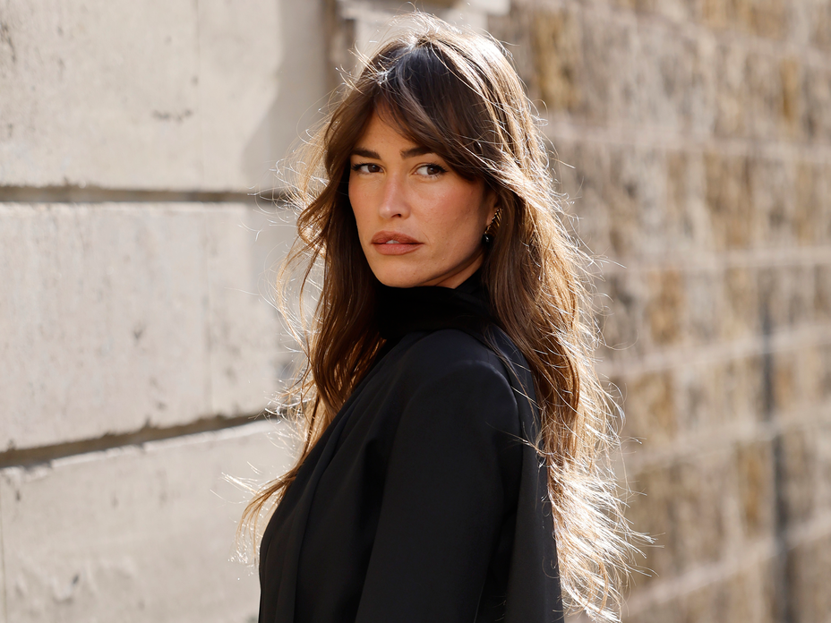 Alison Toby in einer schwarzen Bluse