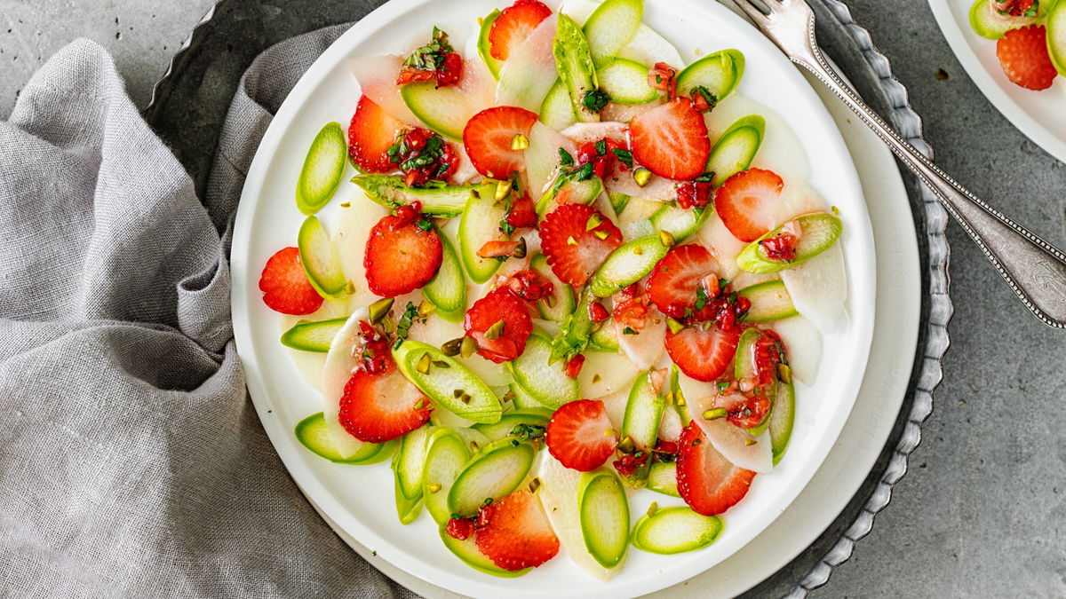 Frühlings-Gourmet: Hauchzartes Spargel-Erdbeer-Carpaccio mit edlem Himbeer-Balsamico-Dressing