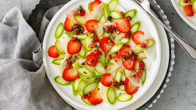 Frühlings-Gourmet: Hauchzartes Spargel-Erdbeer-Carpaccio mit edlem Himbeer-Balsamico-Dressing