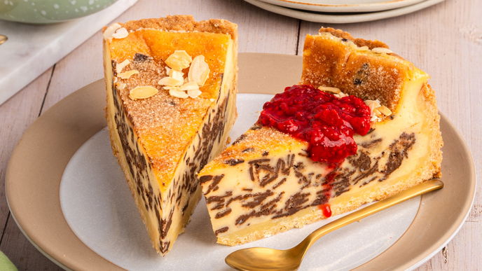 Cremiger Klassiker mit Twist: Unser Rezept für den perfekten Stracciatella-Schmand-Käsekuchen