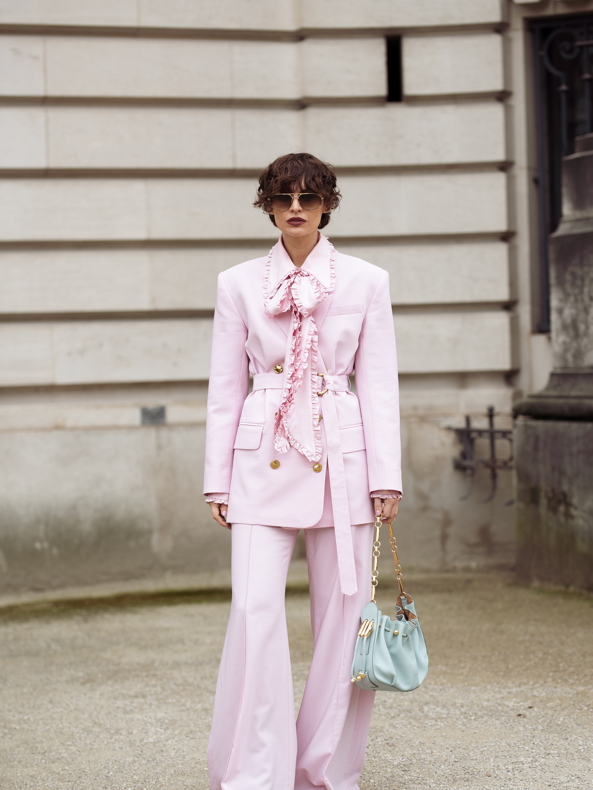 Streetstyle von Irina Kro Eicke in einem rosa Hosenanzug
