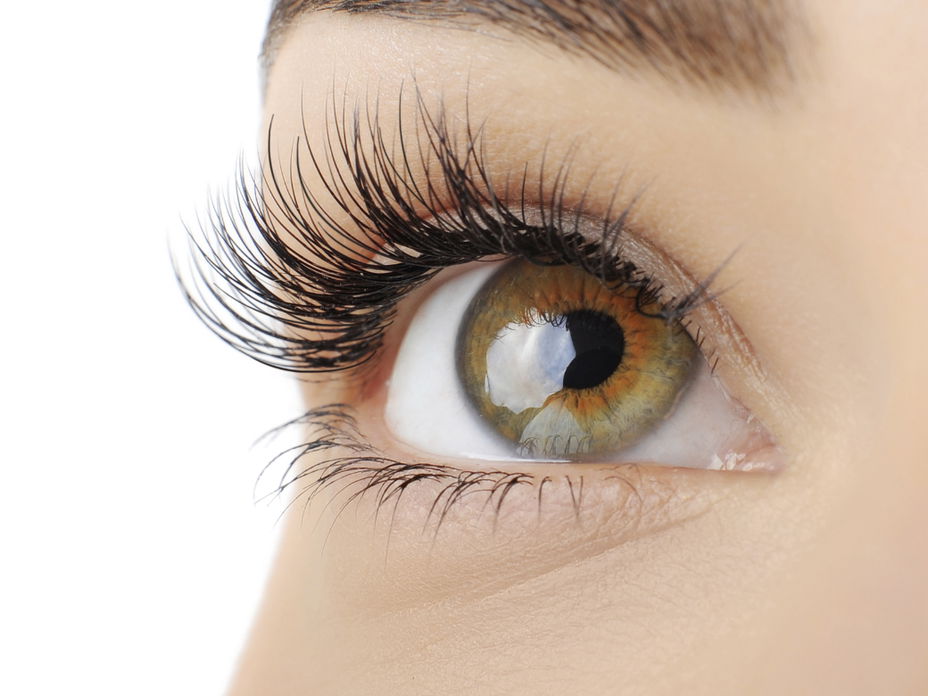 Frau mit grün-braunen Augen und langen Wimpern