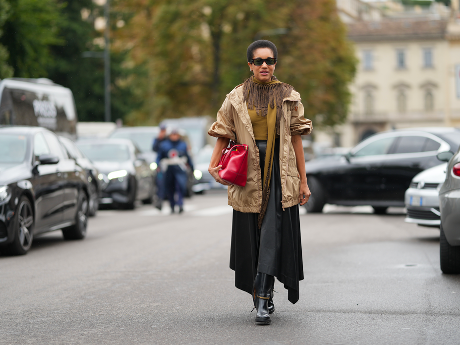 Tamu McPherson kombiniert für ihren Streetstyle eine Workwear-Jacke zum Maxirock