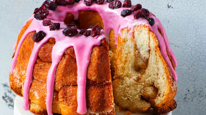 Zimt trifft Frucht: Unser Rezept für den Zimtschnecken-Gugelhupf mit Cranberry-Glasur