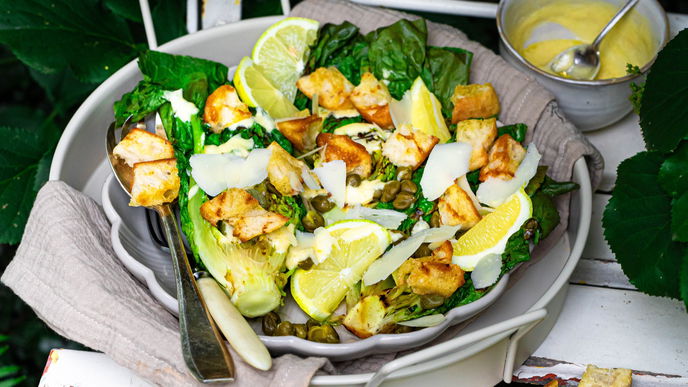 Low-Carb-Genuss vom Grill: Herzhafter Caesars-Salat mit gegrillten Salatherzen