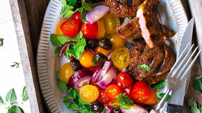 Feurig-frisch vom Rost: Chili-Lammkoteletts mit mediterranem Oliven-Tomaten-Salat