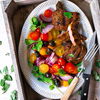 Feurig-frisch vom Rost: Chili-Lammkoteletts mit mediterranem Oliven-Tomaten-Salat