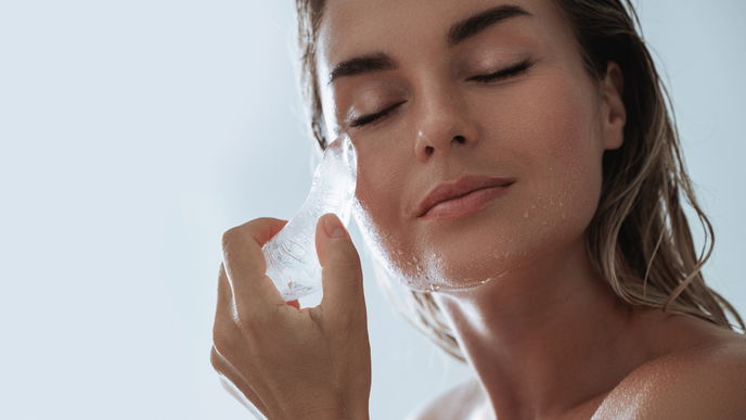 Cryo-Facials: Warum "Eisbaden für das Gesicht" 2026 die effektivste Methode gegen Schwellungen & schlaffe Haut ist