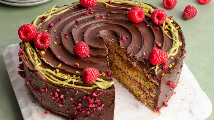 Dubai-Torte trifft Sommerbeere: So backen Sie den edlen Genuss mit Himbeeren