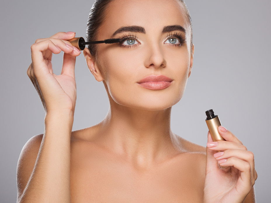 Frau malt Wimpern an